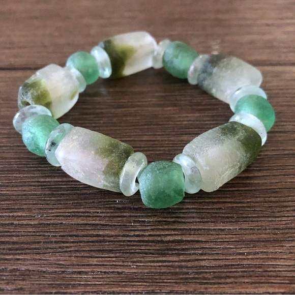 Green and clear glass bead stretchy bracelet - Picture 2 of 2